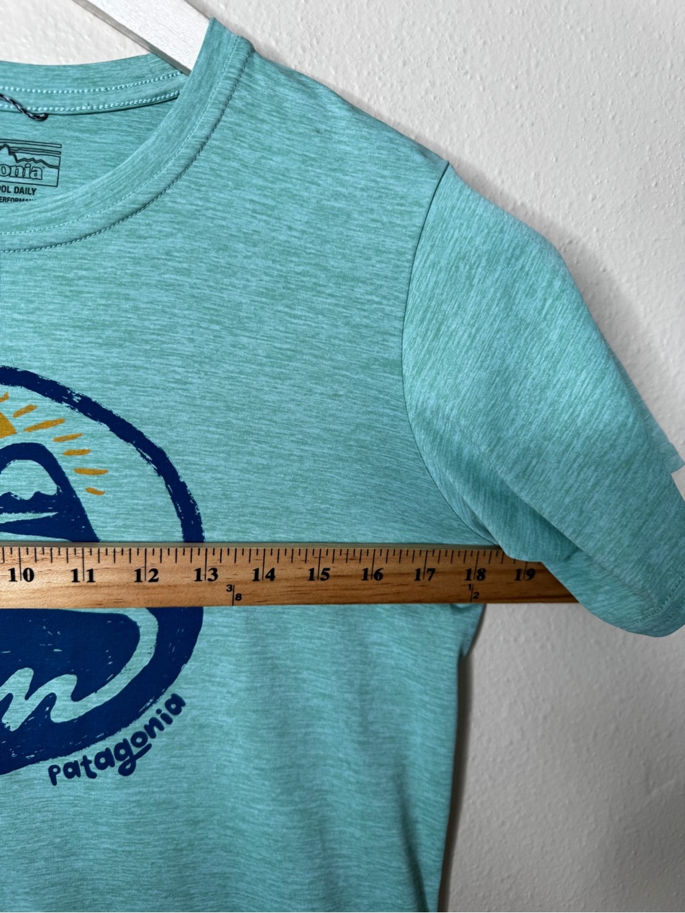 Patagonia Shirt Mens Small Green Graphic Tee Performance Athletic Outdoors 50UPF - Picture 6 of 7